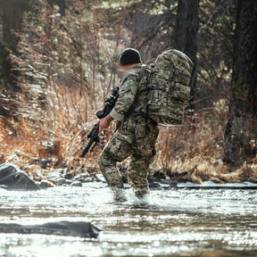 Eberlestock Mission Ruck zaino tattico militare da 79.22 litri con sistema MOLLE e tasche modulari frontali e laterali, FUNZIONA ESCLUSIVAMENTE CON IL TELAIO MISSION EMOD. Caratterizzato da cinghie di compressione e pannello in velcro per patch, ideale per escursioni tecniche, trekking intensivo e utilizzi operativi professionali.