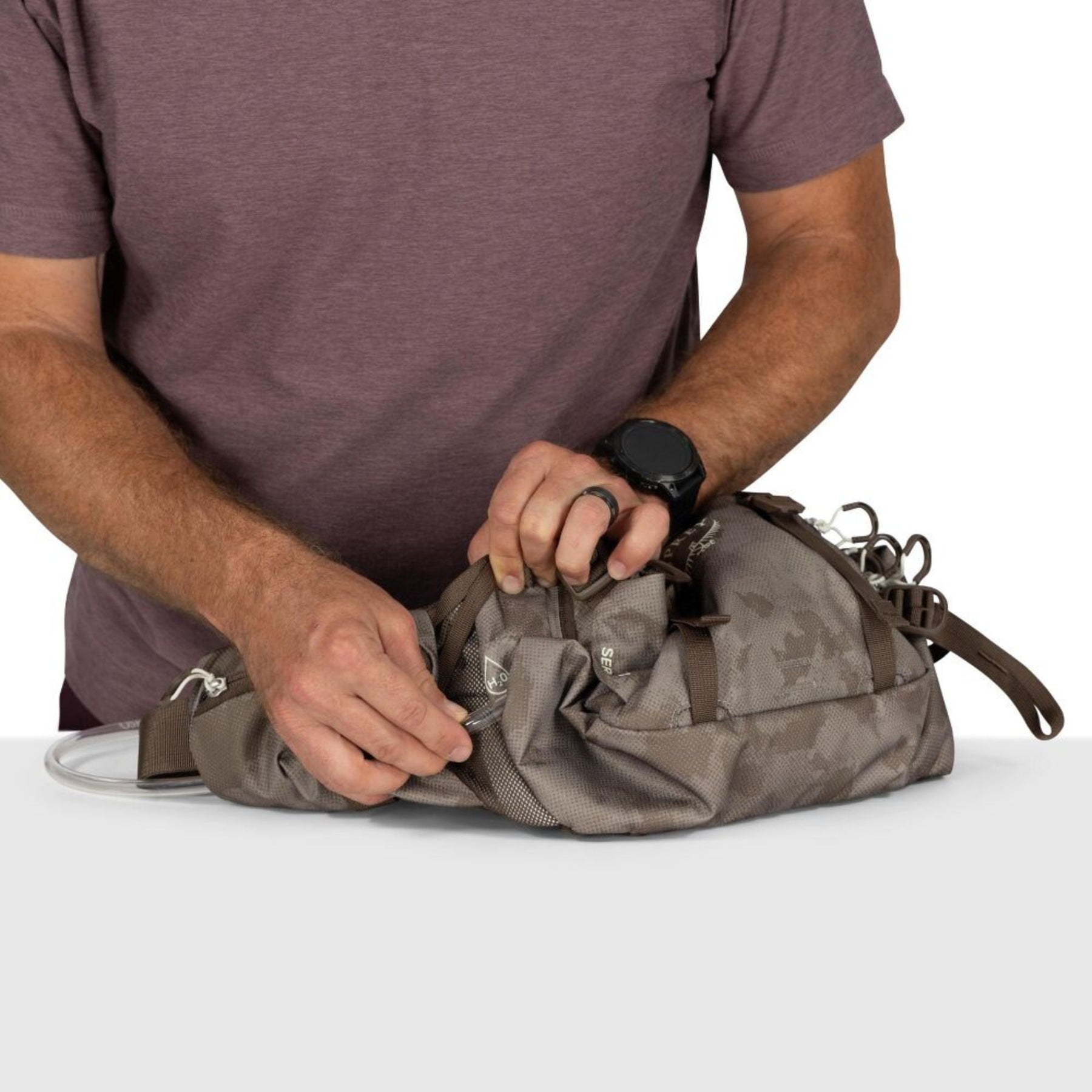 Osprey Seral 7 marsupio idrico da ciclismo e MTB con capacità 7 litri, serbatoio d'acqua integrato, tasche organizer con cerniera e cinghie di compressione stabilizzanti. Collezione 2026.
