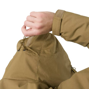 Helikon-Tex Winter Yukon Jacket giacca invernale tecnica con cappuccio regolabile imbottito, zip frontale a doppio cursore, tasche pettorali con cerniera, pannello a strappo sulla manica e fondo regolabile vista a tre quarti per outdoor