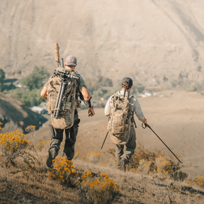 Eberlestock Spectre: Zaino tecnico per fucile da 50.8 litri progettato per massimizzare la leggerezza senza compromettere la resistenza. Realizzato con materiali d'avanguardia, presenta un sistema di sospensione regolabile, accesso multiplo al vano principale e pannelli esterni MOLLE laser-cut per l'espansione del carico. Ideale per missioni a lungo raggio e spedizioni outdoor che richiedono versatilità e organizzazione superiore.