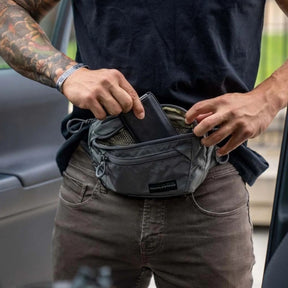 Eberlestock Bando Bag Marsupio tattico low-profile per EDC e porto occulto. Design discreto con tasca posteriore dedicata ad accesso rapido per arma e scomparto principale organizzato. Include passante per laccio emostatico. Soluzione versatile per sicurezza personale e urban carry. 2 misure.
