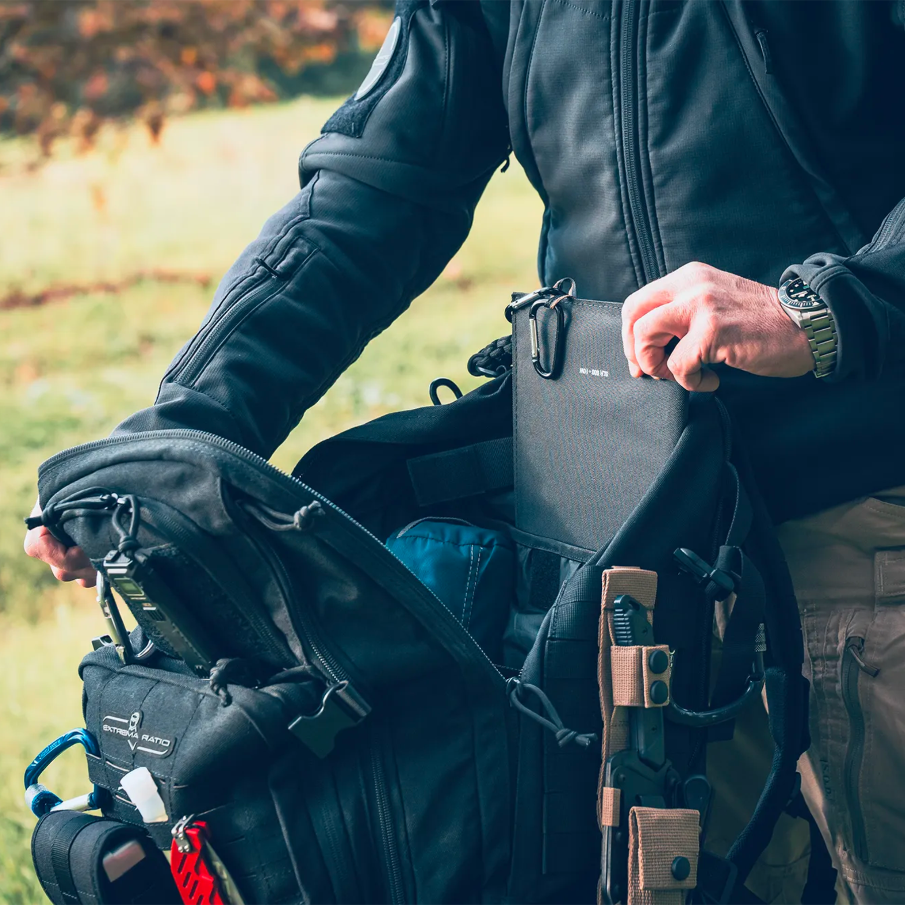 Extrema Ratio Sentinel Backpack: Zaino tattico da 35 litri. Dotato di sistema MOLLE laser-cut, scomparto principale ad apertura completa, tasche dedicate per laptop e sacca idrica. Include schienale traspirante termoforato e maniglia in paracord intrecciato per massima resistenza.