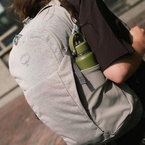 Osprey Daylite Plus Driftshade zaino multiruolo da 20 litri con scomparto per laptop e sacca idrica, tasche laterali in mesh, cinghie di compressione e schienale traspirante AirScape, in edizione limitata per trekking, viaggi e uso quotidiano.