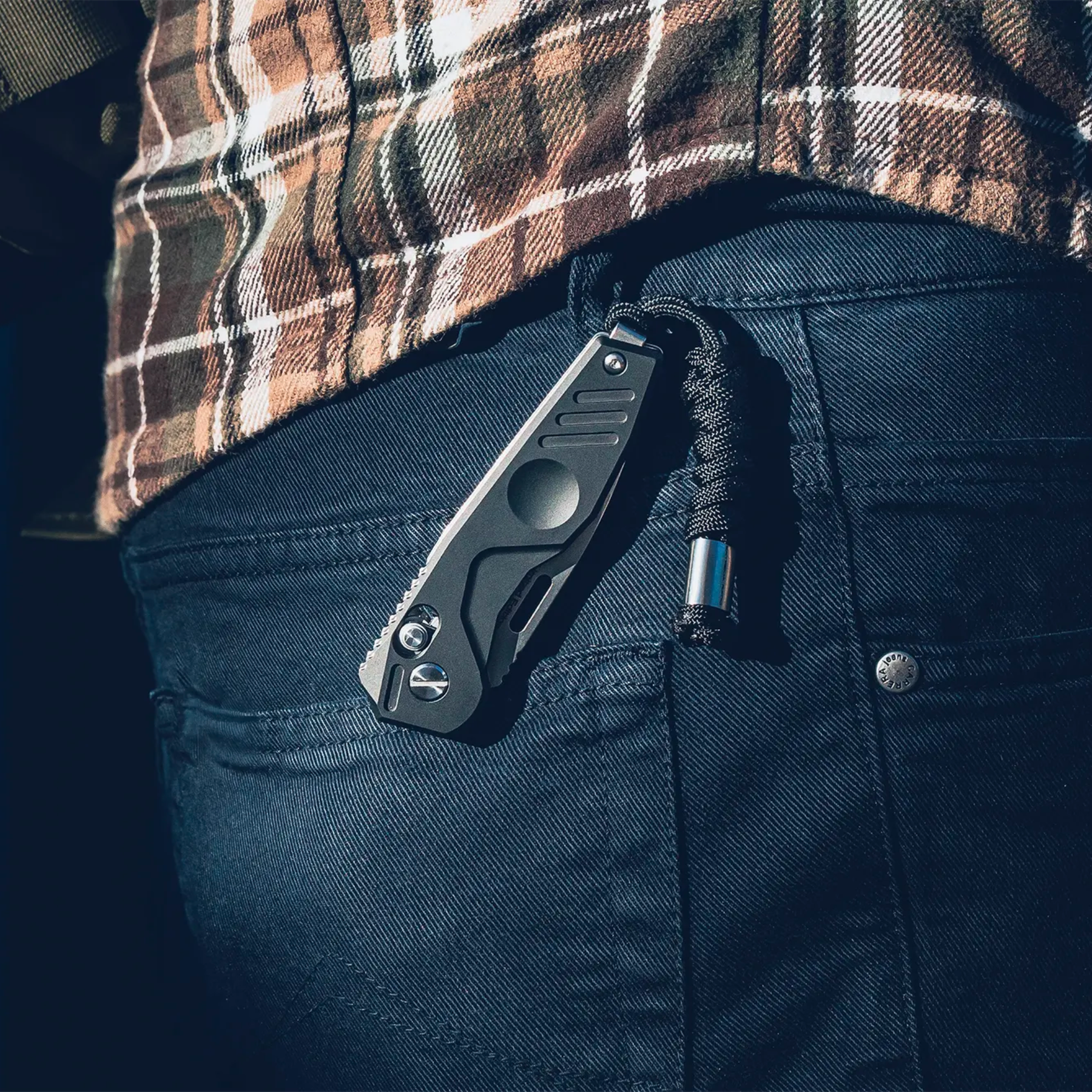 Set Extrema Ratio The Carry Box in edizione limitata, confezione regalo che include un coltello chiudibile BFK EVO, un cappellino nero da baseball, un portafoglio in pelle nero e una piastrina multifunzione in metallo (card tool)