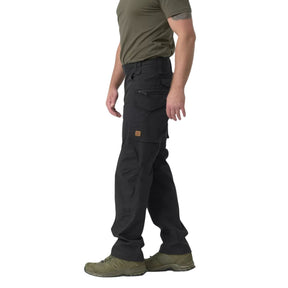 Helikon-Tex Pilgrim Pants pantaloni tecnici in tessuto DuraCanvas con rinforzi sulle ginocchia, tasche e vita rialzata per protezione renale. Ideali per bushcraft, escursionismo e attività outdoor impegnative.