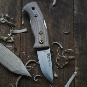 Helle Berget Coltello chiudibile robusto con lama in acciaio inossidabile Sandvik 12C27 e manico ergonomico in Micarta sagomata per una presa sicura dotato di sistema di blocco affidabile e design scandinavo funzionale ideale per bushcraft attività outdoor e porto quotidiano