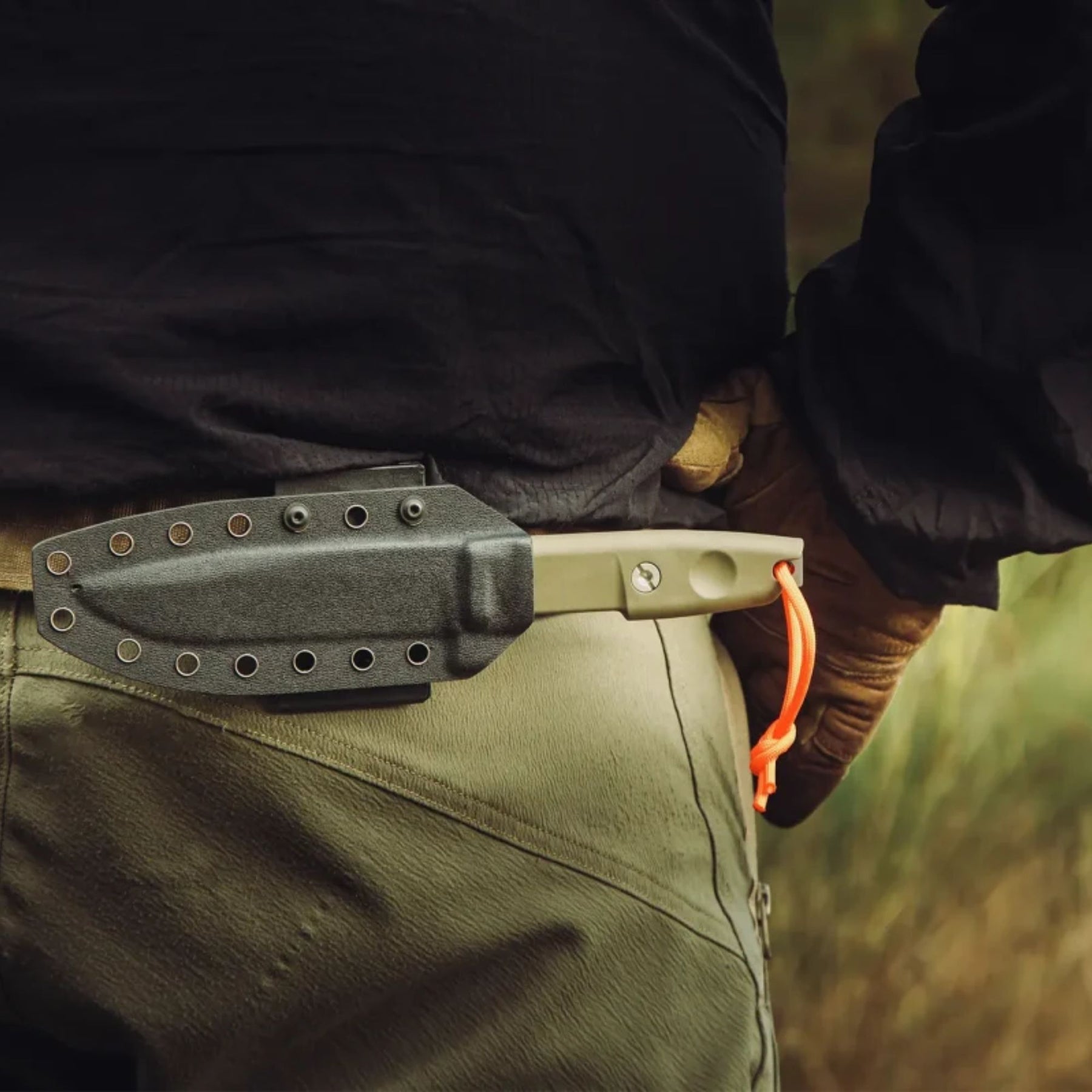 Extrema Ratio F.O.K. Outdoor coltello a lama fissa. Lama in acciaio Nitrogen 58 HRC con profilo drop point e finitura satinata. Manico ergonomico smontabile con singolo vite di fissaggio e laccio di sicurezza. Design compatto e robusto ideale per bushcraft e attività all'aperto.