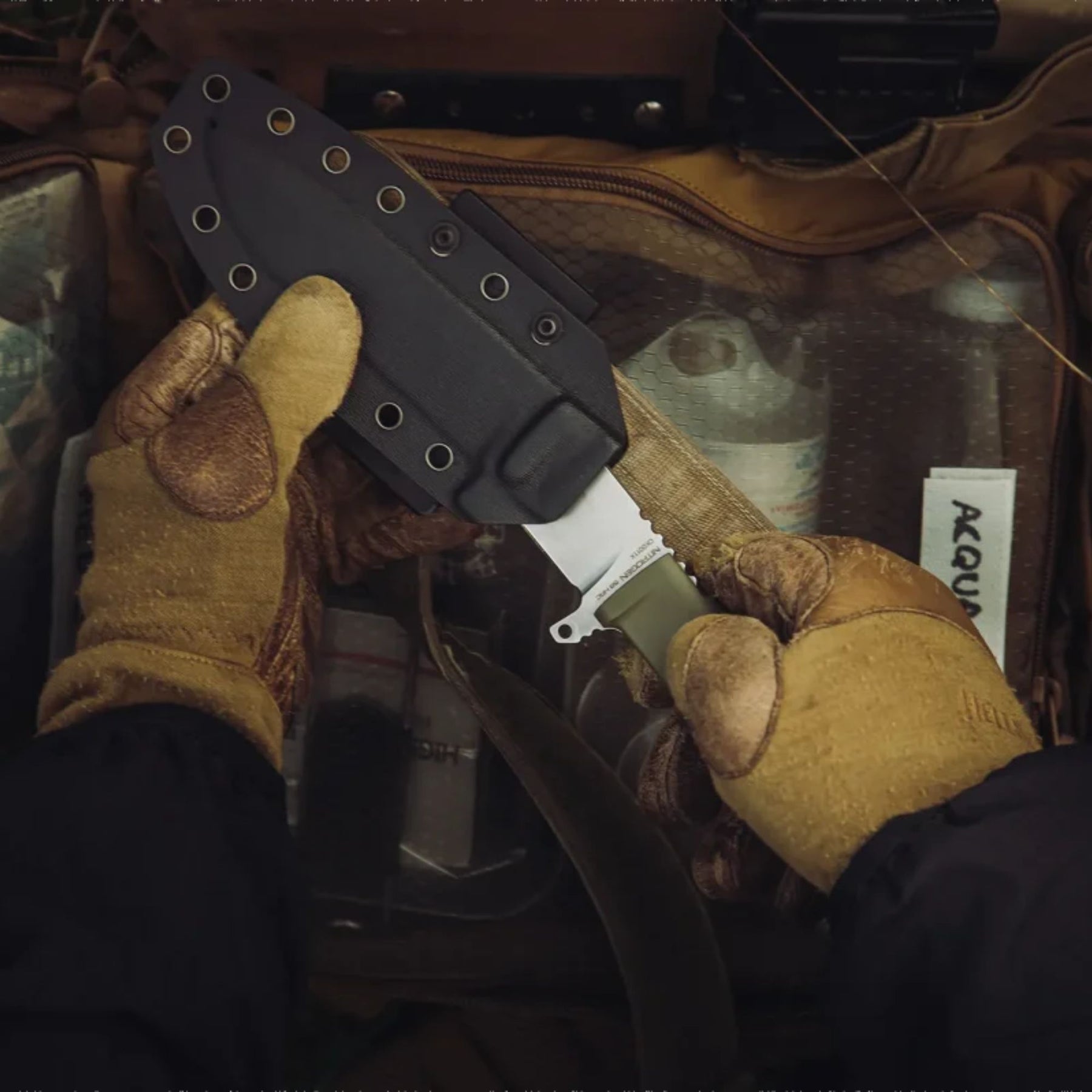 Extrema Ratio F.O.K. Outdoor coltello a lama fissa. Lama in acciaio Nitrogen 58 HRC con profilo drop point e finitura satinata. Manico ergonomico smontabile con singolo vite di fissaggio e laccio di sicurezza. Design compatto e robusto ideale per bushcraft e attività all'aperto.