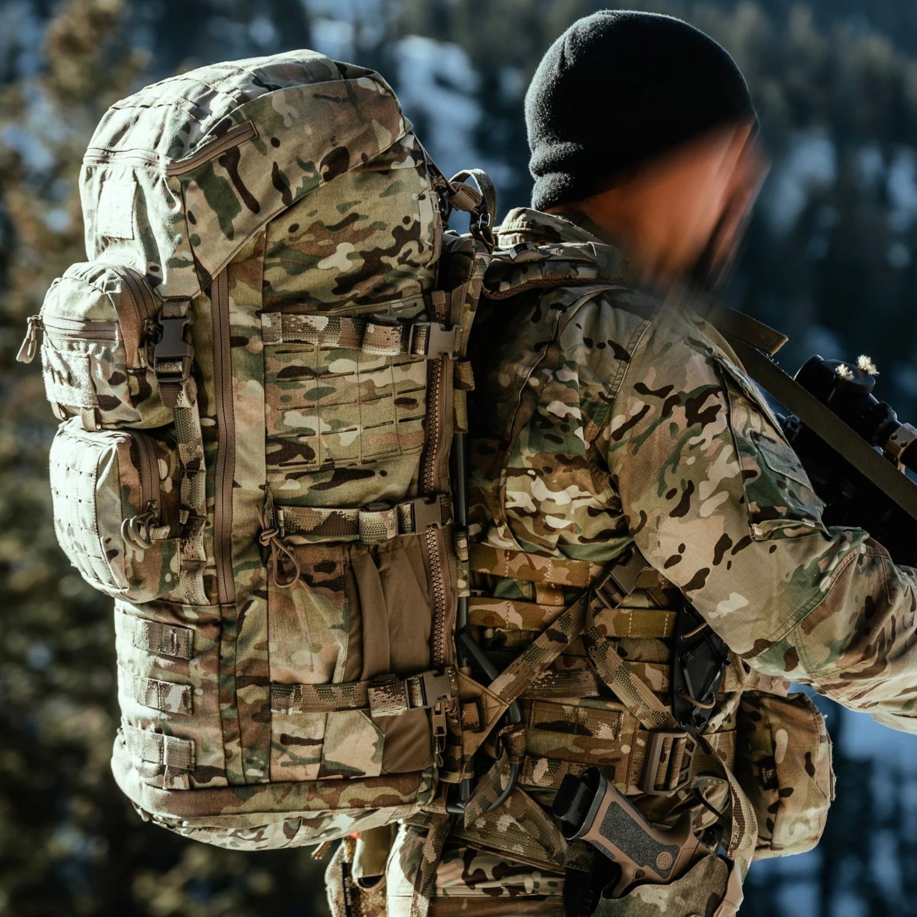 Eberlestock Mission Ruck zaino tattico militare da 79.22 litri con sistema MOLLE e tasche modulari frontali e laterali, FUNZIONA ESCLUSIVAMENTE CON IL TELAIO MISSION EMOD. Caratterizzato da cinghie di compressione e pannello in velcro per patch, ideale per escursioni tecniche, trekking intensivo e utilizzi operativi professionali.