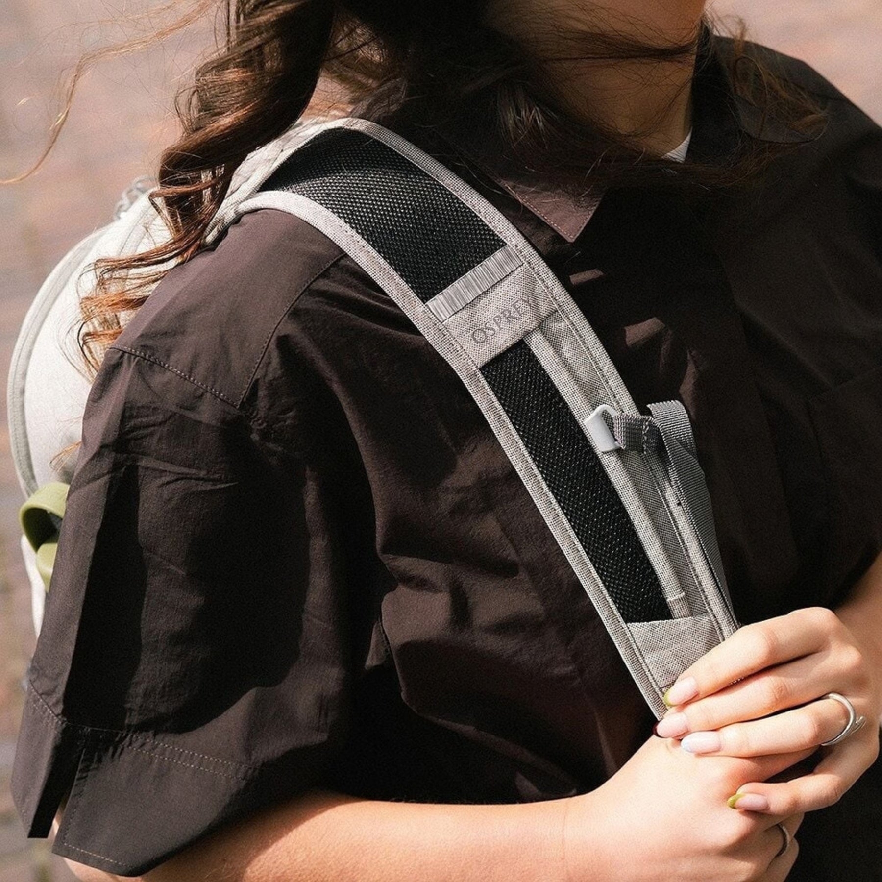 Osprey Daylite Plus Driftshade zaino multiruolo da 20 litri con scomparto per laptop e sacca idrica, tasche laterali in mesh, cinghie di compressione e schienale traspirante AirScape, in edizione limitata per trekking, viaggi e uso quotidiano.