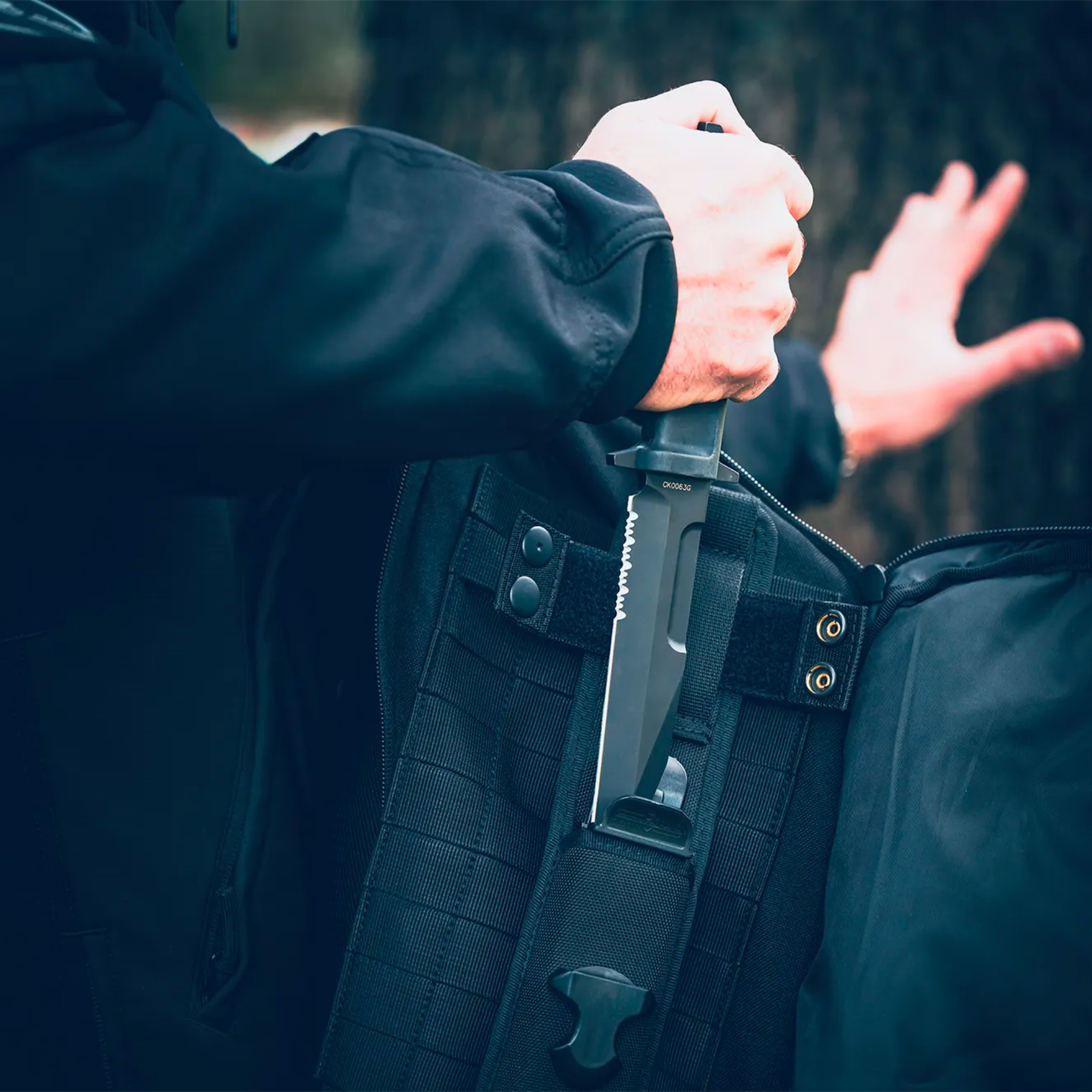 Extrema Ratio Sentinel Backpack: Zaino tattico da 35 litri. Dotato di sistema MOLLE laser-cut, scomparto principale ad apertura completa, tasche dedicate per laptop e sacca idrica. Include schienale traspirante termoforato e maniglia in paracord intrecciato per massima resistenza.