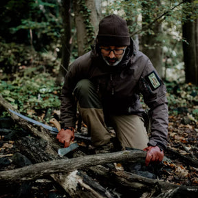 Helikon-Tex Winter Yukon Jacket giacca invernale tecnica con cappuccio regolabile imbottito, zip frontale a doppio cursore, tasche pettorali con cerniera, pannello a strappo sulla manica e fondo regolabile vista a tre quarti per outdoor