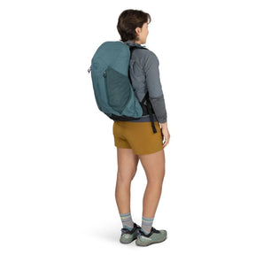 Osprey Hikelite LT 16 zaino tecnico da escursionismo giornaliero ultraleggero con capacità 16 L dotato di schienale ventilato AirSpeed tasche laterali in rete elastica e spallacci traspiranti. Zaino da trekking ideale per camminate outdoor e gite in giornata.