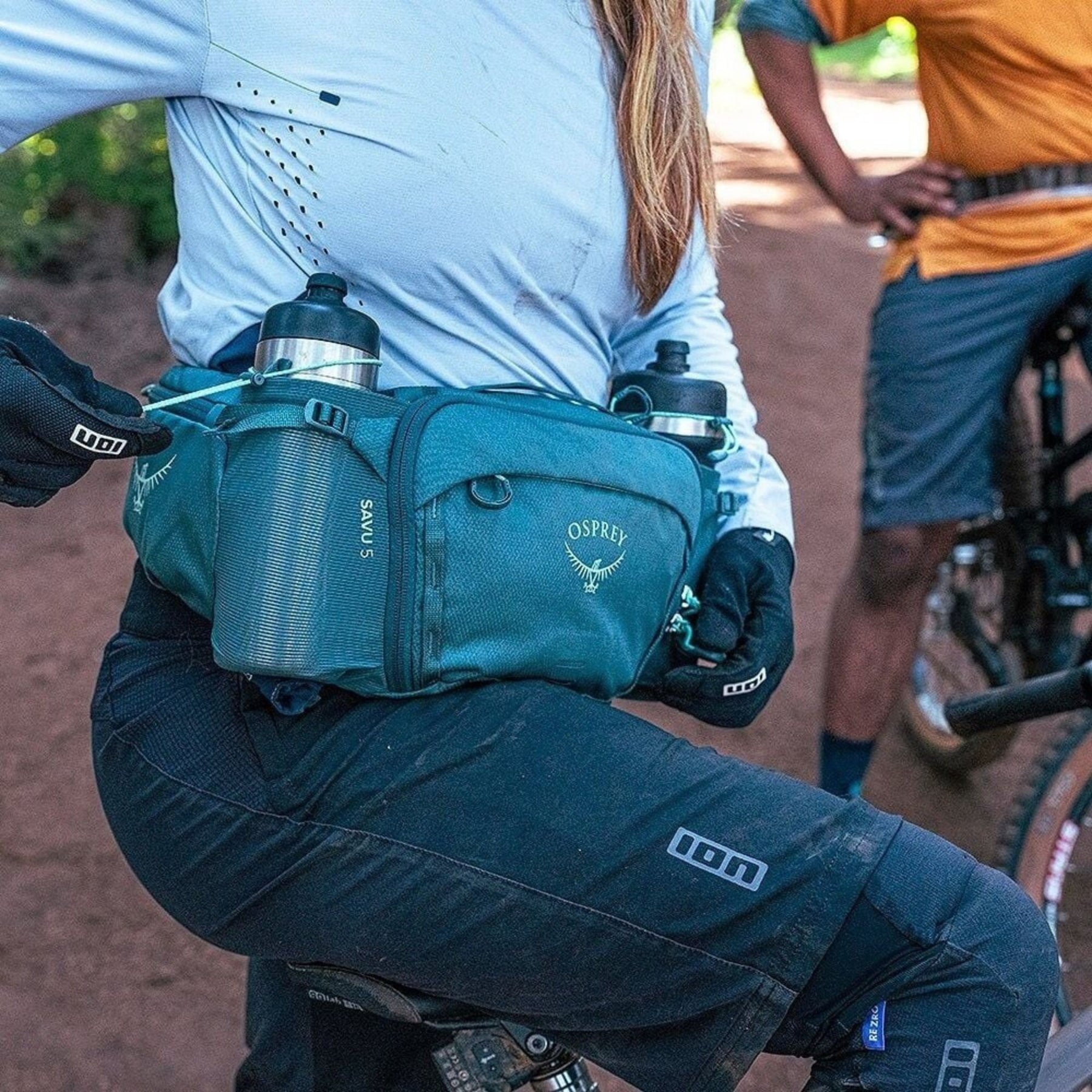 Osprey Savu 5 cintura da ciclismo con capacità 5 litri e tasche per borracce a scomparsa. Marsupio ergonomico per mountain bike con schienale traspirante AirScape e ampi scomparti per attrezzi e snack, ideale per escursioni e trail.