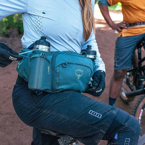 Osprey Savu 5 cintura da ciclismo con capacità 5 litri e tasche per borracce a scomparsa. Marsupio ergonomico per mountain bike con schienale traspirante AirScape e ampi scomparti per attrezzi e snack, ideale per escursioni e trail.
