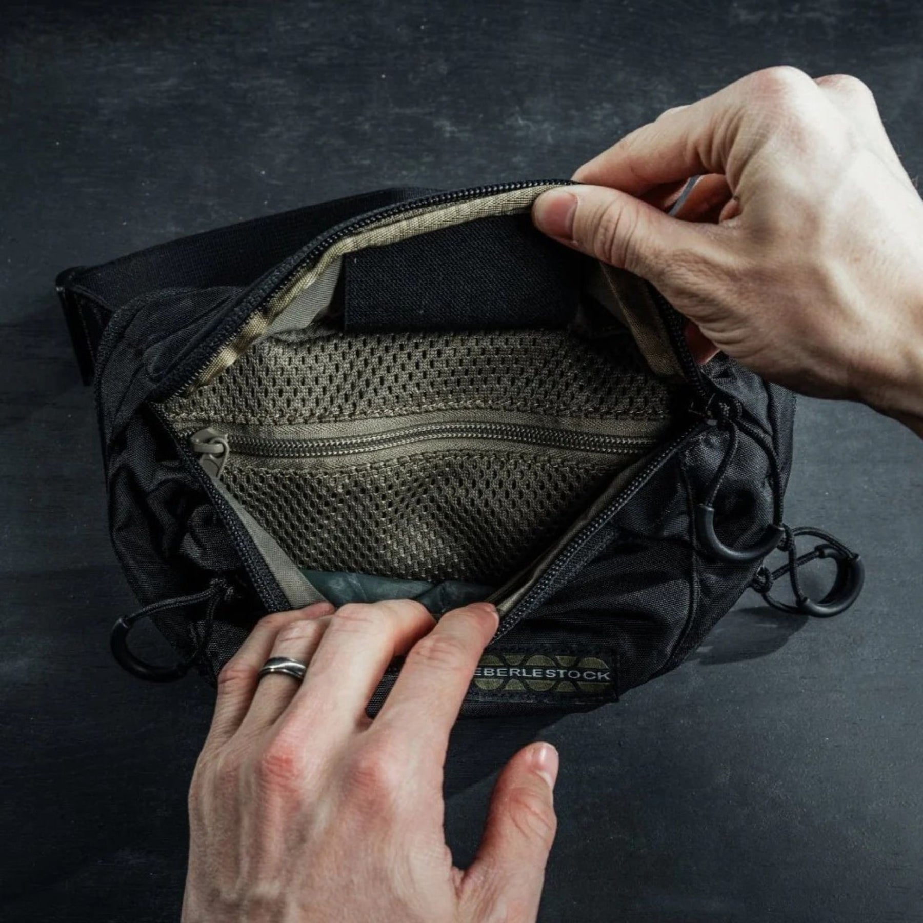 Eberlestock Bando Bag Marsupio tattico low-profile per EDC e porto occulto. Design discreto con tasca posteriore dedicata ad accesso rapido per arma e scomparto principale organizzato. Include passante per laccio emostatico. Soluzione versatile per sicurezza personale e urban carry. 2 misure.