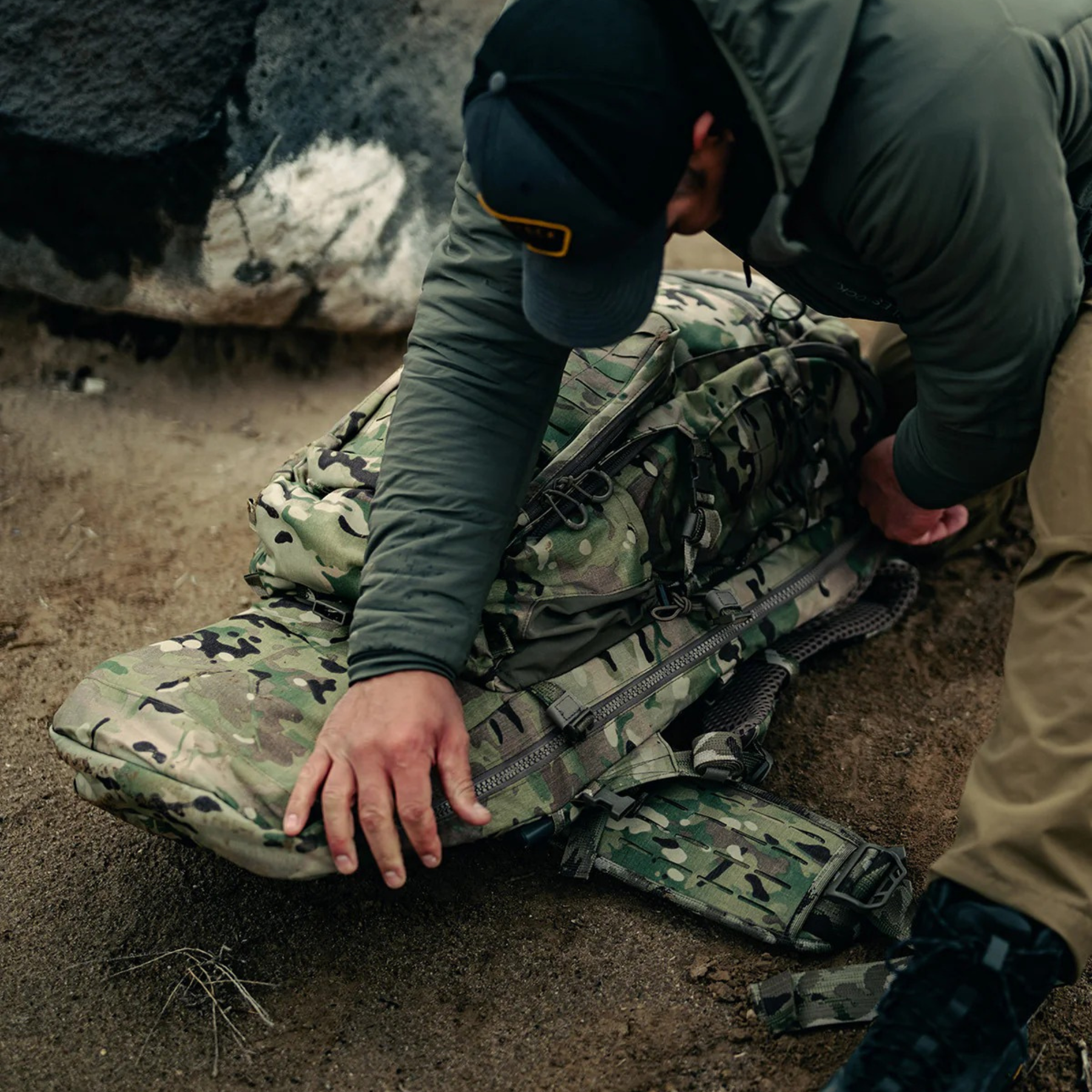 Eberlestock Spectre: Zaino tecnico per fucile da 50.8 litri progettato per massimizzare la leggerezza senza compromettere la resistenza. Realizzato con materiali d'avanguardia, presenta un sistema di sospensione regolabile, accesso multiplo al vano principale e pannelli esterni MOLLE laser-cut per l'espansione del carico. Ideale per missioni a lungo raggio e spedizioni outdoor che richiedono versatilità e organizzazione superiore.