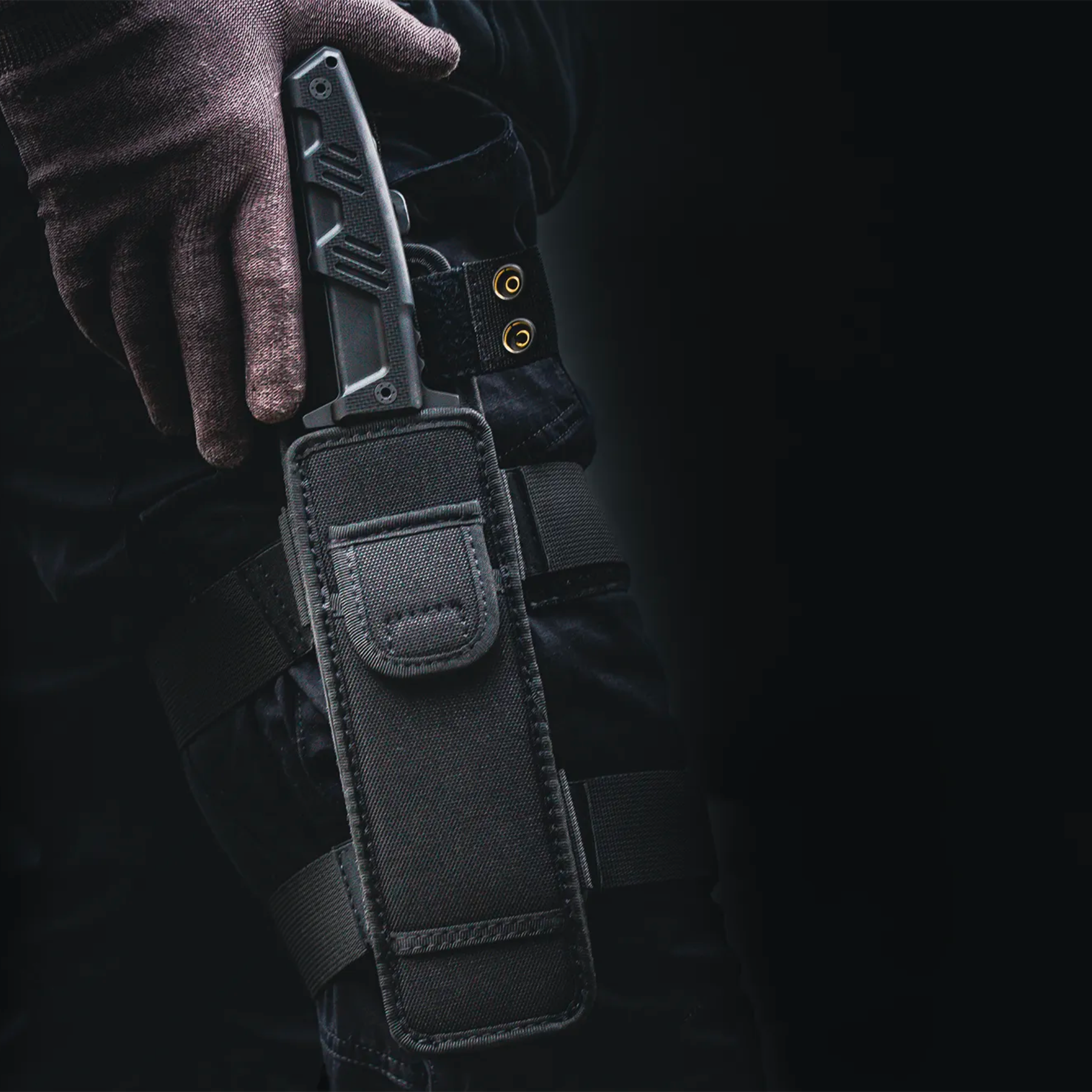 Extrema Ratio Harpoon F EVO Limited Edition: Coltello a lama fissa tattico in serie limitata di 150 esemplari. Lama in acciaio N690 con seghettatura dorsale. Impugnatura ergonomica in G10 e fodero tecnico incluso. Pezzo da collezione per professionisti e appassionati.