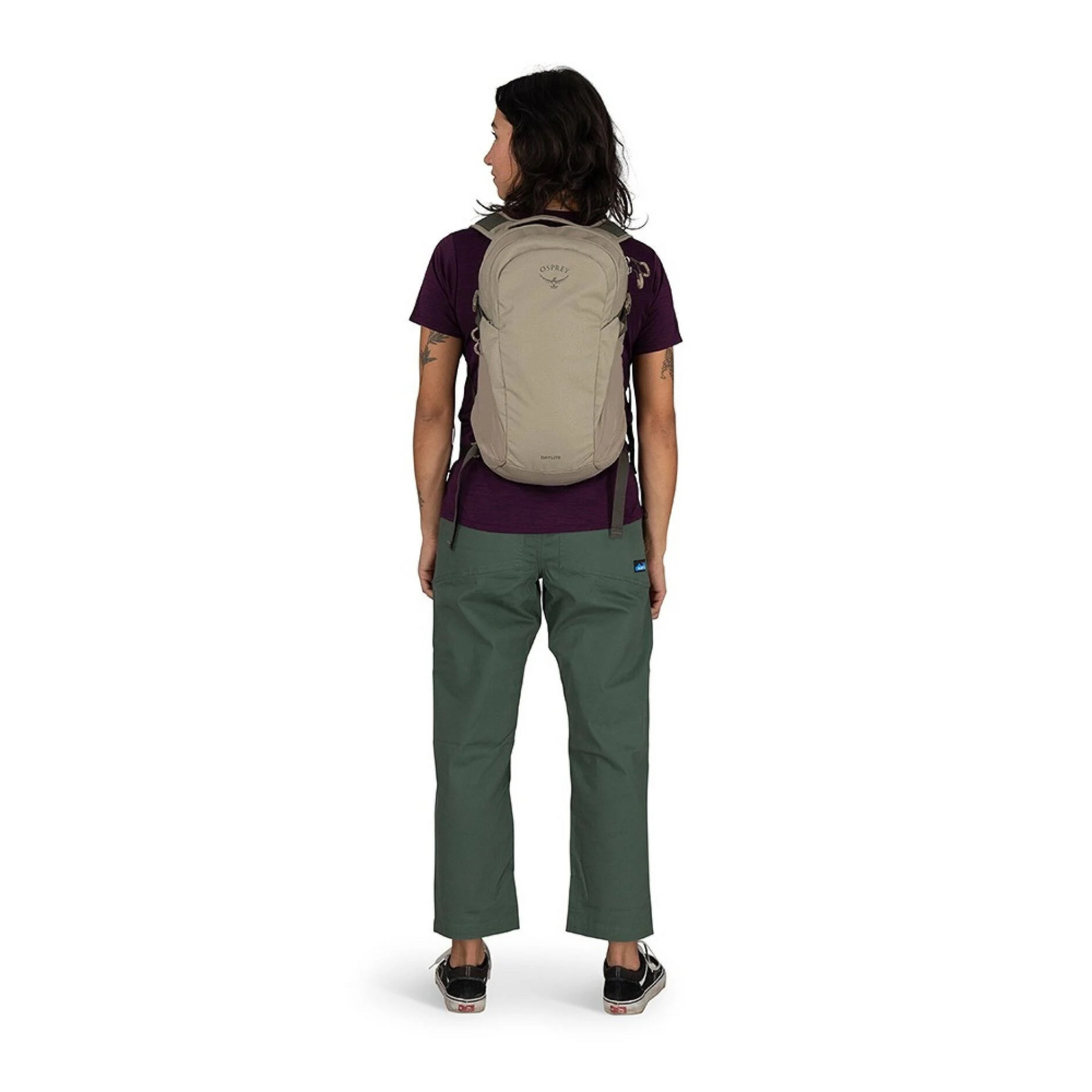 Zaino Osprey Daylite da 13 litri, compatto e leggero con spallacci imbottiti e traspiranti, doppio scomparto con zip e cinturino pettorale, ideale per escursioni, viaggi e uso quotidiano, su backpacco.it