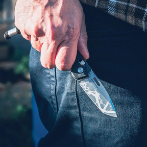 Set Extrema Ratio The Carry Box in edizione limitata, confezione regalo che include un coltello chiudibile BFK EVO, un cappellino nero da baseball, un portafoglio in pelle nero e una piastrina multifunzione in metallo (card tool)