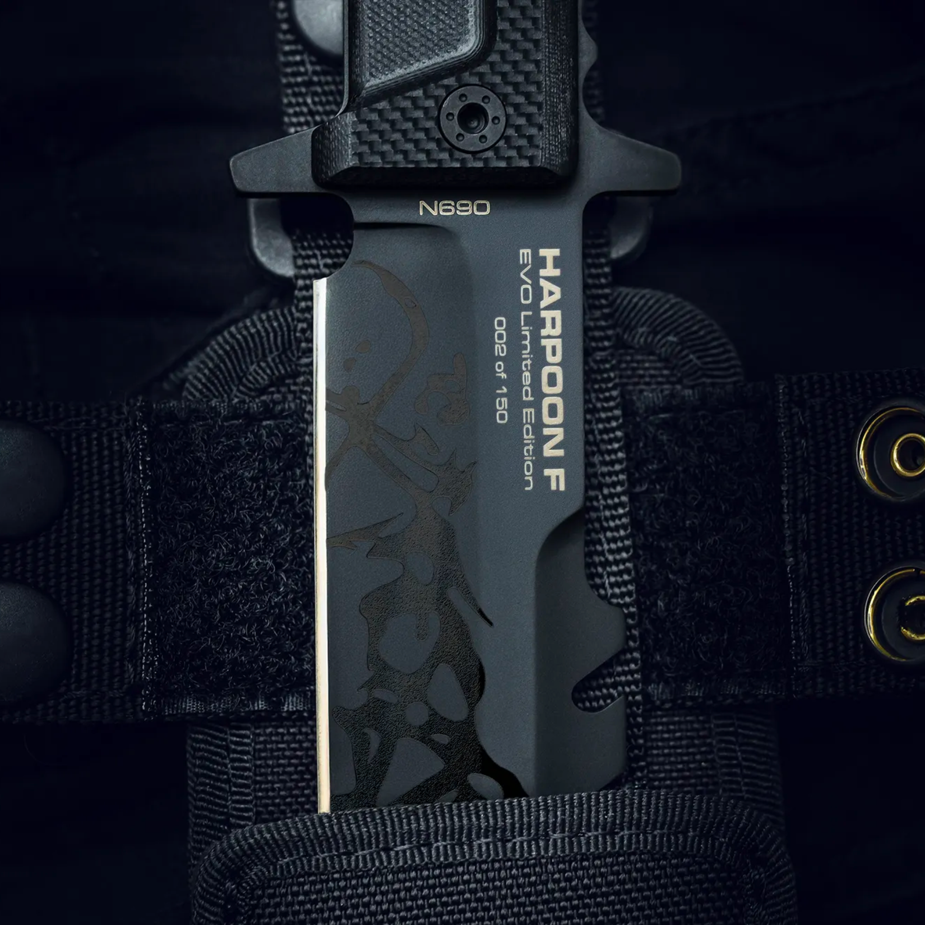 Extrema Ratio Harpoon F EVO Limited Edition: Coltello a lama fissa tattico in serie limitata di 150 esemplari. Lama in acciaio N690 con seghettatura dorsale. Impugnatura ergonomica in G10 e fodero tecnico incluso. Pezzo da collezione per professionisti e appassionati.