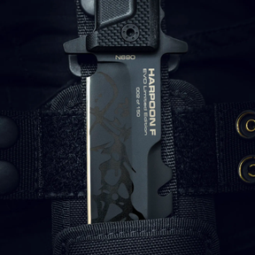 Extrema Ratio Harpoon F EVO Limited Edition: Coltello a lama fissa tattico in serie limitata di 150 esemplari. Lama in acciaio N690 con seghettatura dorsale. Impugnatura ergonomica in G10 e fodero tecnico incluso. Pezzo da collezione per professionisti e appassionati.