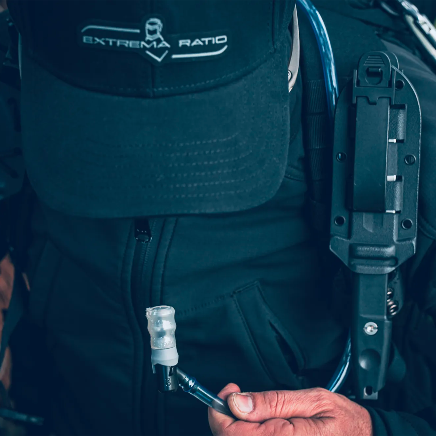 Extrema Ratio Sentinel Backpack: Zaino tattico da 35 litri. Dotato di sistema MOLLE laser-cut, scomparto principale ad apertura completa, tasche dedicate per laptop e sacca idrica. Include schienale traspirante termoforato e maniglia in paracord intrecciato per massima resistenza.