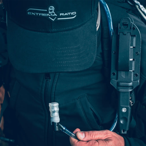 Extrema Ratio Sentinel Backpack: Zaino tattico da 35 litri. Dotato di sistema MOLLE laser-cut, scomparto principale ad apertura completa, tasche dedicate per laptop e sacca idrica. Include schienale traspirante termoforato e maniglia in paracord intrecciato per massima resistenza.