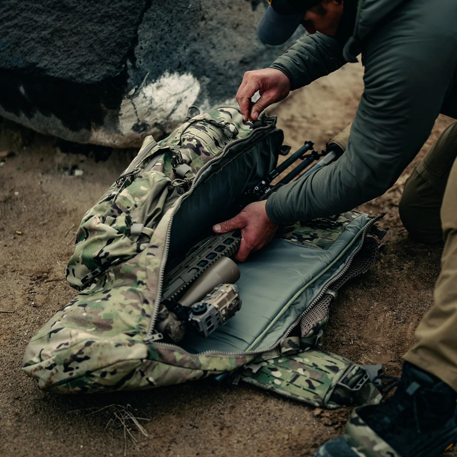 Eberlestock Spectre: Zaino tecnico per fucile da 50.8 litri progettato per massimizzare la leggerezza senza compromettere la resistenza. Realizzato con materiali d'avanguardia, presenta un sistema di sospensione regolabile, accesso multiplo al vano principale e pannelli esterni MOLLE laser-cut per l'espansione del carico. Ideale per missioni a lungo raggio e spedizioni outdoor che richiedono versatilità e organizzazione superiore.