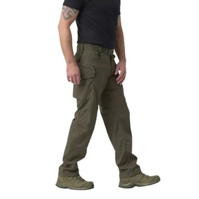 Helikon-Tex Pilgrim Pants pantaloni tecnici in tessuto DuraCanvas con rinforzi sulle ginocchia, tasche e vita rialzata per protezione renale. Ideali per bushcraft, escursionismo e attività outdoor impegnative.