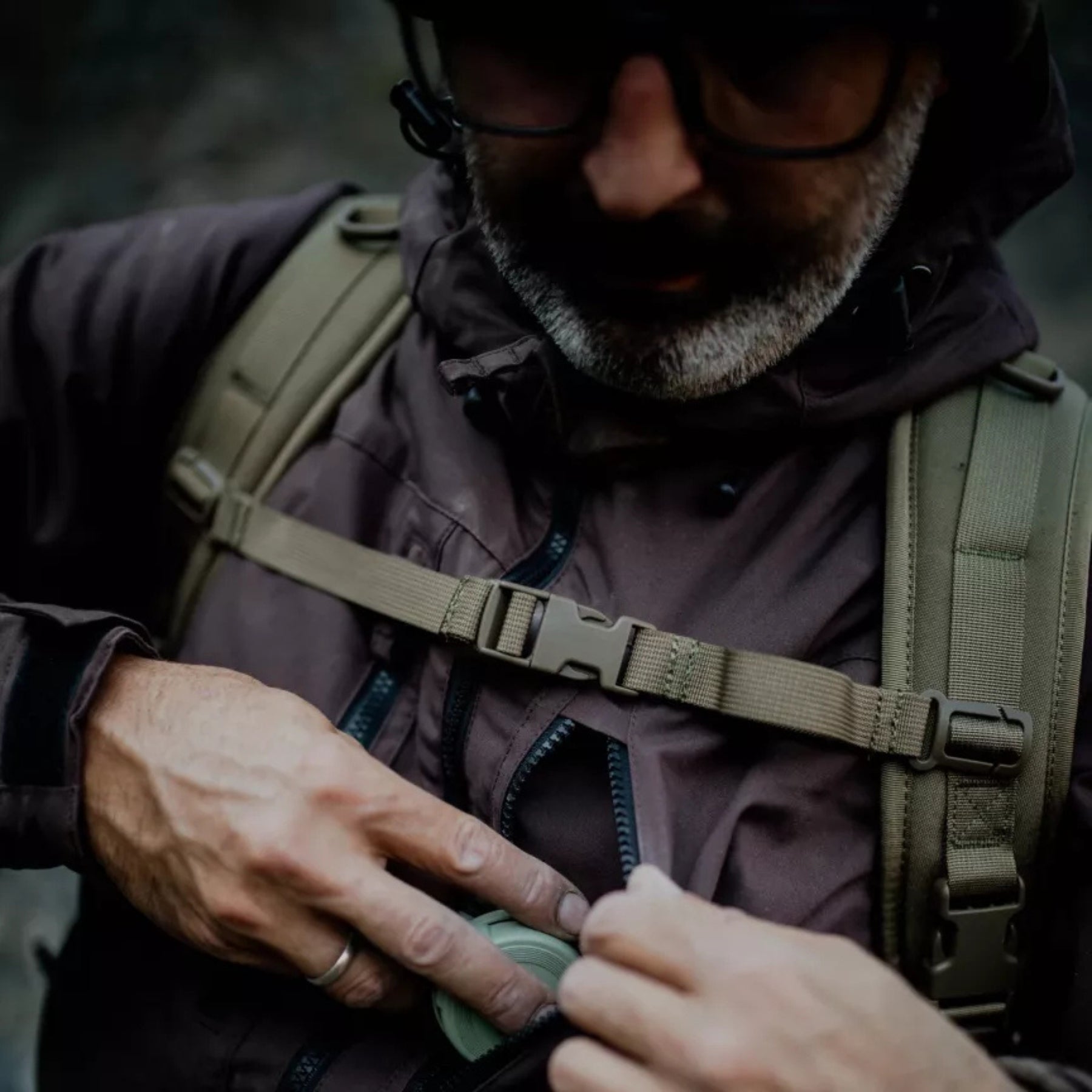 Helikon-Tex Winter Yukon Jacket giacca invernale tecnica con cappuccio regolabile imbottito, zip frontale a doppio cursore, tasche pettorali con cerniera, pannello a strappo sulla manica e fondo regolabile vista a tre quarti per outdoor