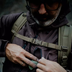 Helikon-Tex Winter Yukon Jacket giacca invernale tecnica con cappuccio regolabile imbottito, zip frontale a doppio cursore, tasche pettorali con cerniera, pannello a strappo sulla manica e fondo regolabile vista a tre quarti per outdoor
