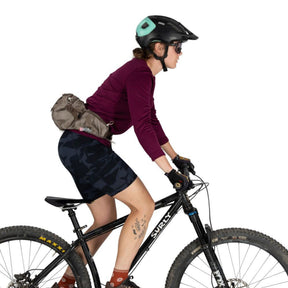 Osprey Seral 7 marsupio idrico da ciclismo e MTB con capacità 7 litri, serbatoio d'acqua integrato, tasche organizer con cerniera e cinghie di compressione stabilizzanti. Collezione 2026.