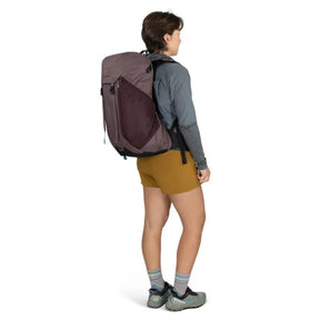 Osprey Hikelite LT 30 Zaino da 30 L ultraleggero da trekking ed escursionismo con schienale ventilato AirSpeed, tasche laterali in rete elasticizzata, spallacci ergonomici e chiusura a cappuccio con fibbie per outdoor su sfondo bianco.