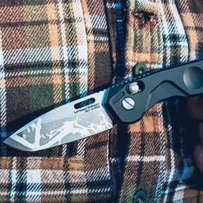 Set Extrema Ratio The Carry Box in edizione limitata, confezione regalo che include un coltello chiudibile BFK EVO, un cappellino nero da baseball, un portafoglio in pelle nero e una piastrina multifunzione in metallo (card tool)