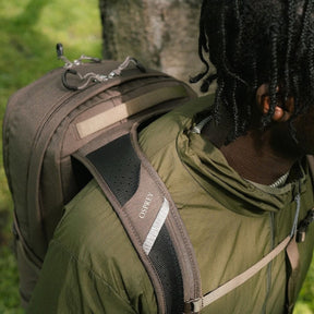 Osprey Quasar 26 Driftshade zaino multitasca da 26 litri in edizione limitata con scomparto porta pc, cordino elastico frontale bungee e spallacci ergonomici traspiranti per uso quotidiano ed outdoor