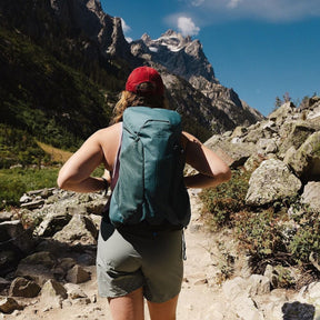 Osprey Hikelite LT 16 zaino tecnico da escursionismo giornaliero ultraleggero con capacità 16 L dotato di schienale ventilato AirSpeed tasche laterali in rete elastica e spallacci traspiranti. Zaino da trekking ideale per camminate outdoor e gite in giornata.