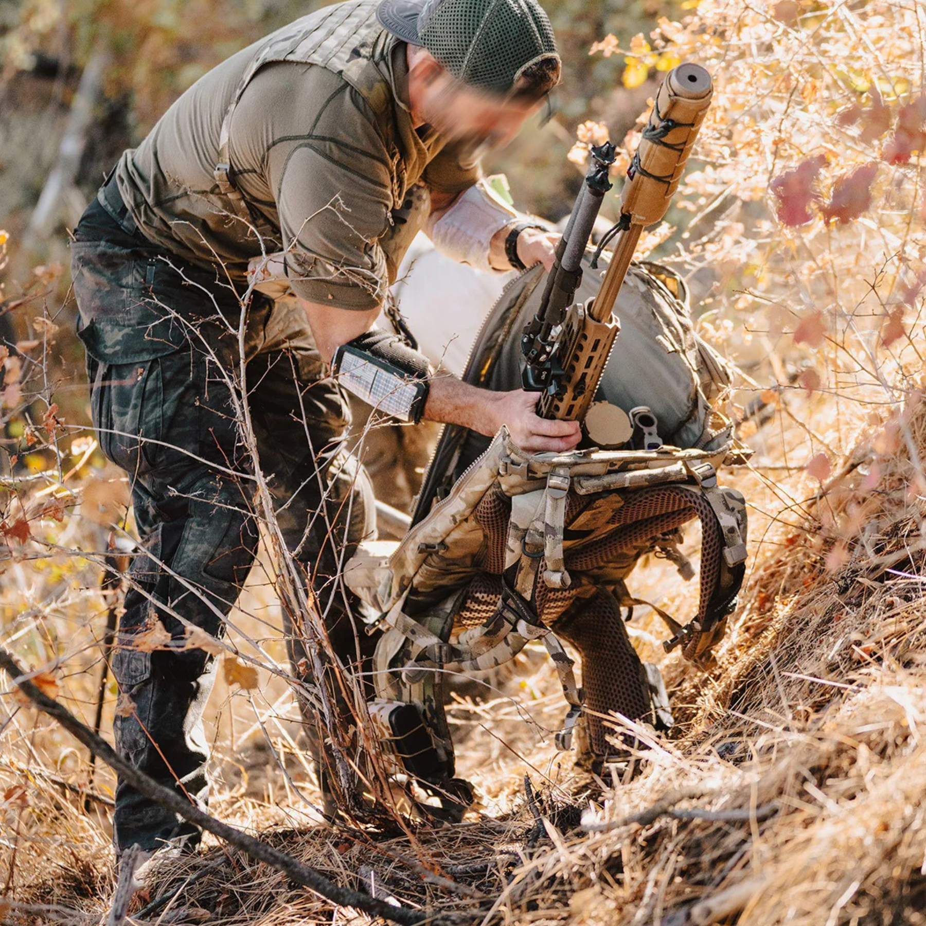 Eberlestock Spectre: Zaino tecnico per fucile da 50.8 litri progettato per massimizzare la leggerezza senza compromettere la resistenza. Realizzato con materiali d'avanguardia, presenta un sistema di sospensione regolabile, accesso multiplo al vano principale e pannelli esterni MOLLE laser-cut per l'espansione del carico. Ideale per missioni a lungo raggio e spedizioni outdoor che richiedono versatilità e organizzazione superiore.