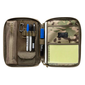 Helikon-Tex A5 Notebook Cover pouch EDC in Cordura con ampio pannello frontale in velcro e logo del brand, chiusura a cerniera superiore e tiretti in paracord. Organizer tattico portadocumenti e per accessori.
