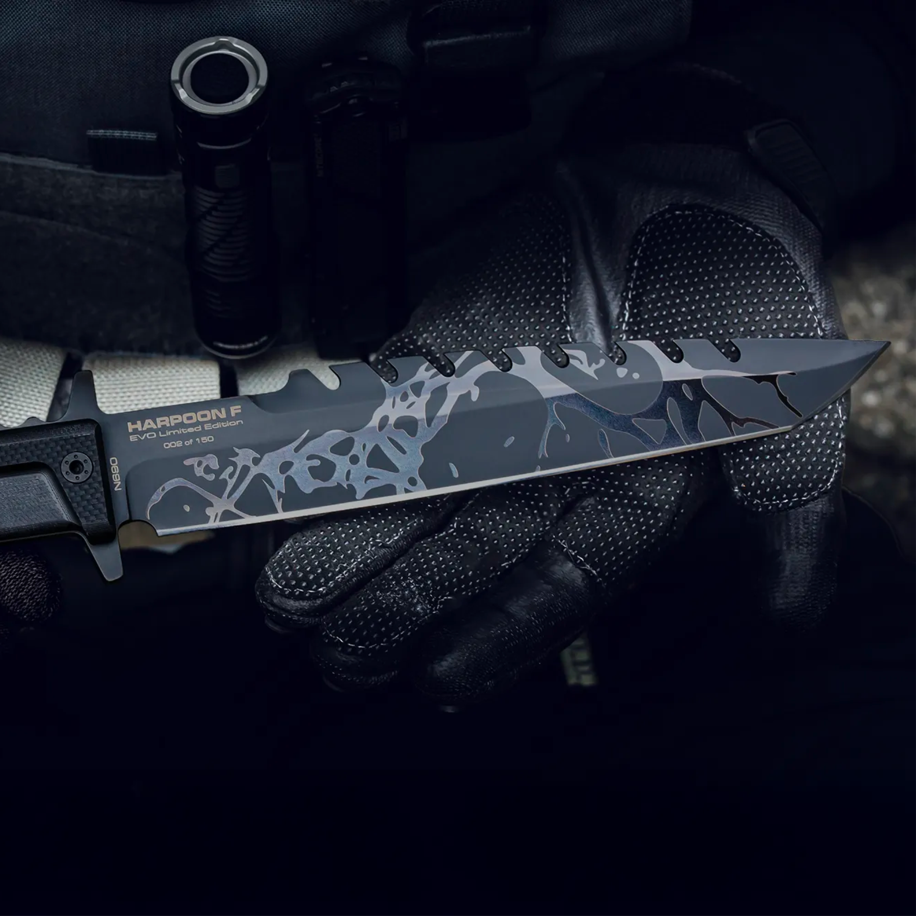Extrema Ratio Harpoon F EVO Limited Edition: Coltello a lama fissa tattico in serie limitata di 150 esemplari. Lama in acciaio N690 con seghettatura dorsale. Impugnatura ergonomica in G10 e fodero tecnico incluso. Pezzo da collezione per professionisti e appassionati.