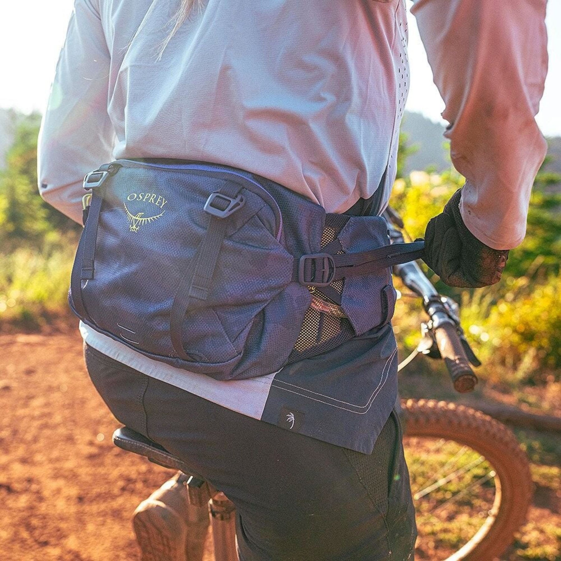 Osprey Seral 7 marsupio idrico da ciclismo e MTB con capacità 7 litri, serbatoio d'acqua integrato, tasche organizer con cerniera e cinghie di compressione stabilizzanti. Collezione 2026.