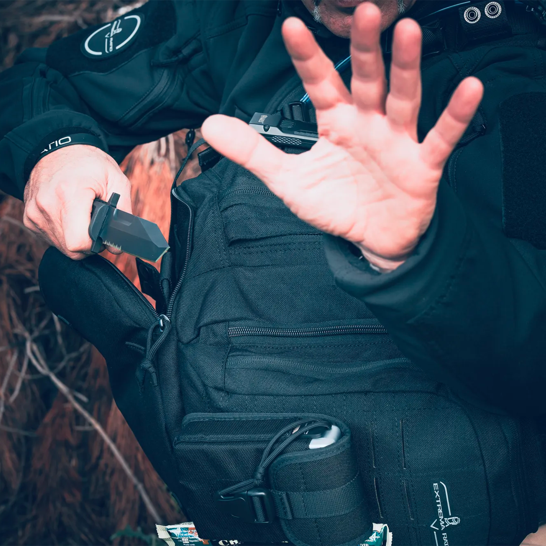 Extrema Ratio Sentinel Backpack: Zaino tattico da 35 litri. Dotato di sistema MOLLE laser-cut, scomparto principale ad apertura completa, tasche dedicate per laptop e sacca idrica. Include schienale traspirante termoforato e maniglia in paracord intrecciato per massima resistenza.