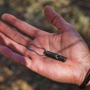 Wazoo SOS Micro Whistle fischietto di emergenza ultracompatto in alluminio con potenza oltre 115 dB e catenina a pallini per aggancio rapido, essenziale per kit di sopravvivenza ed EDC.