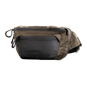 Eberlestock Bando Bag Marsupio tattico low-profile per EDC e porto occulto. Design discreto con tasca posteriore dedicata ad accesso rapido per arma e scomparto principale organizzato. Include passante per laccio emostatico. Soluzione versatile per sicurezza personale e urban carry. 2 misure.