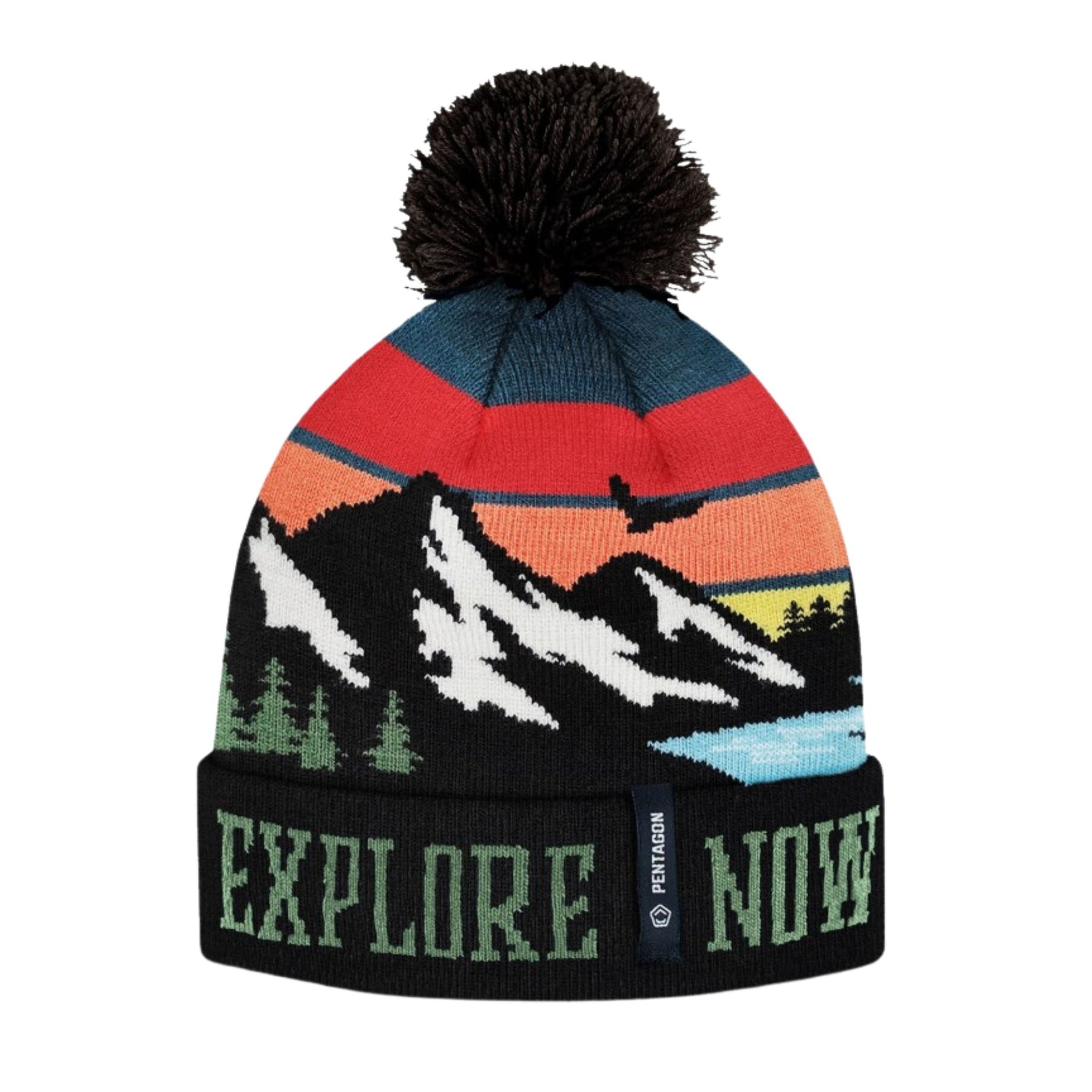 Pentagon Sanctuary Knit Beanie. Berretto invernale in morbido filato acrilico con pon pon e grafica naturale. Design a maglia traspirante con scritta su risvolto a costine per vestibilità comoda. Accessorio termico per protezione dal freddo in attività outdoor.