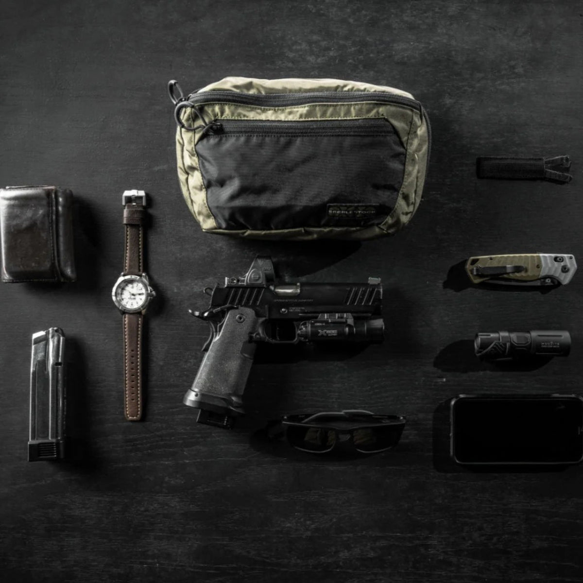 Eberlestock Bando Bag Marsupio tattico low-profile per EDC e porto occulto. Design discreto con tasca posteriore dedicata ad accesso rapido per arma e scomparto principale organizzato. Include passante per laccio emostatico. Soluzione versatile per sicurezza personale e urban carry. 2 misure.