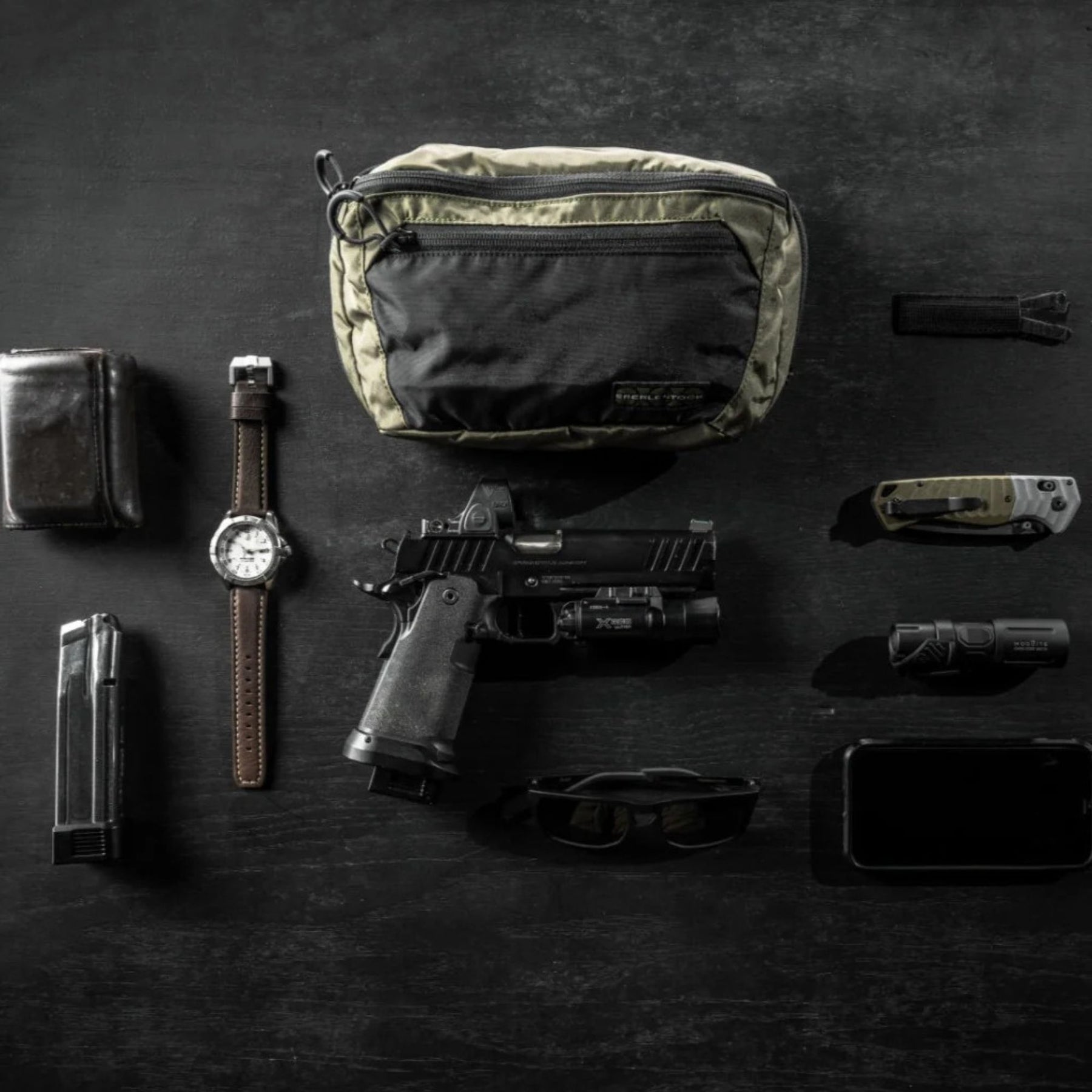 Eberlestock Bando Bag Marsupio tattico low-profile per EDC e porto occulto. Design discreto con tasca posteriore dedicata ad accesso rapido per arma e scomparto principale organizzato. Include passante per laccio emostatico. Soluzione versatile per sicurezza personale e urban carry. 2 misure.