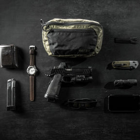 Eberlestock Bando Bag Marsupio tattico low-profile per EDC e porto occulto. Design discreto con tasca posteriore dedicata ad accesso rapido per arma e scomparto principale organizzato. Include passante per laccio emostatico. Soluzione versatile per sicurezza personale e urban carry. 2 misure.