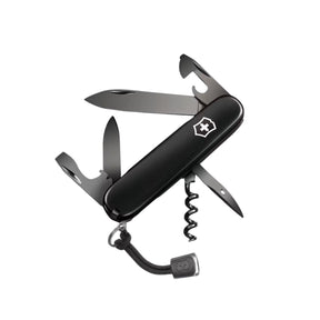 Victorinox Spartan Onyx Black coltellino multiuso con 13 funzioni tra cui lama grande, lama piccola, cavatappi e apriscatole caratterizzato da una finitura nera monocromatica lucida ottenuta tramite processo polispettrale per un design elegante e resistente.