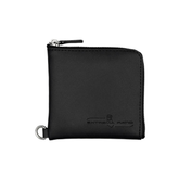 Extrema Ratio The Carry Zip Leather Wallet: Portafoglio compatto realizzato in pelle di alta qualità con chiusura a zip perimetrale. Caratterizzato dal logo Extrema Ratio impresso a caldo e dotato di anello a D esterno per l'aggancio di cordini o catene. Design robusto ed elegante per l'organizzazione sicura di contanti e carte.
